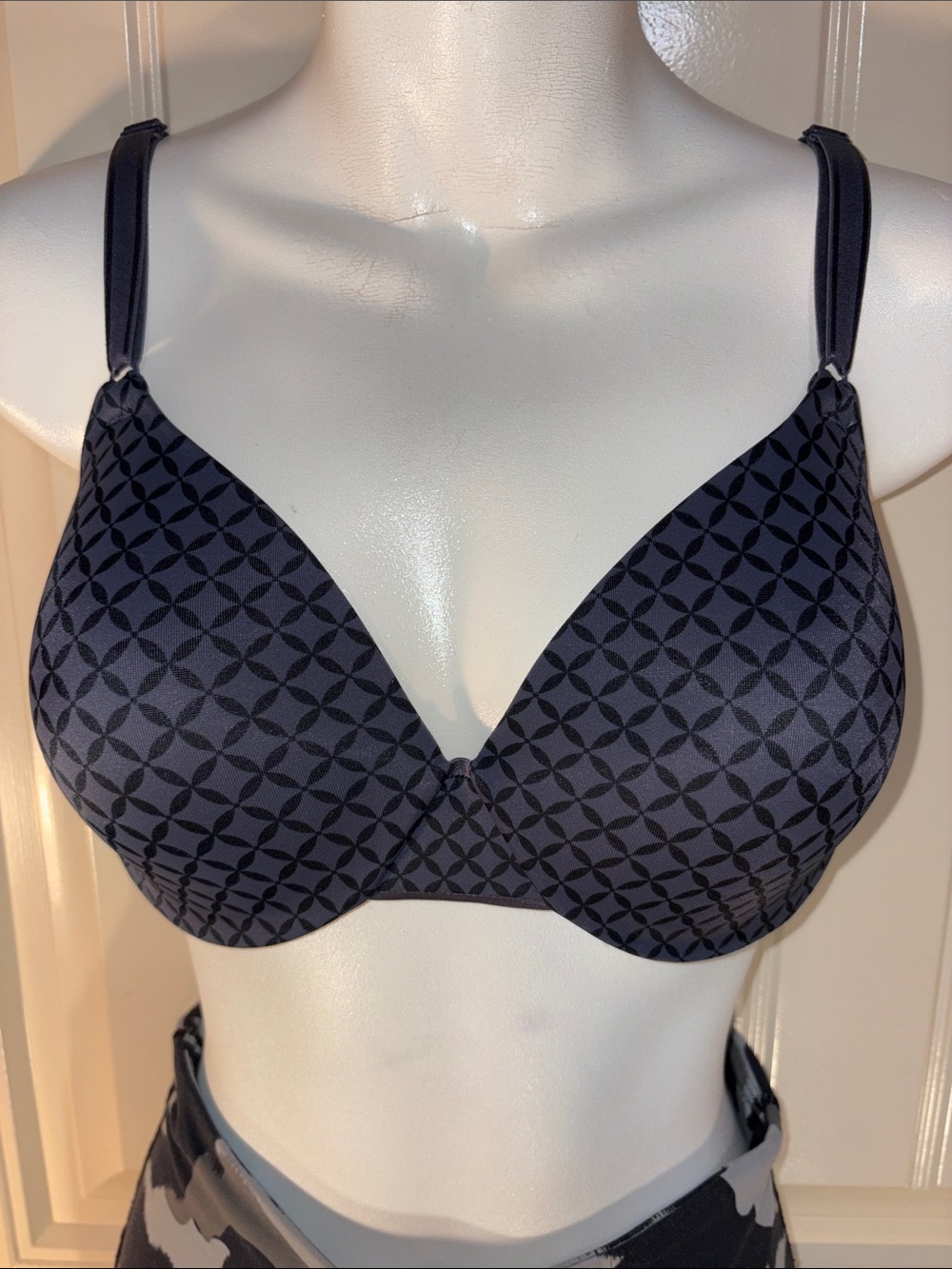 Warner's Black and Grey Geometric Padded Underwire T-Shirt Bra. LIKE NEW